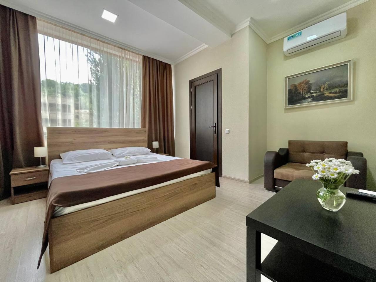 Merien Hotel Jerevan Exteriör bild
